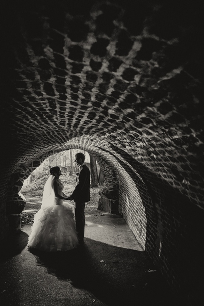 Svatební fotografie tunel podloubí