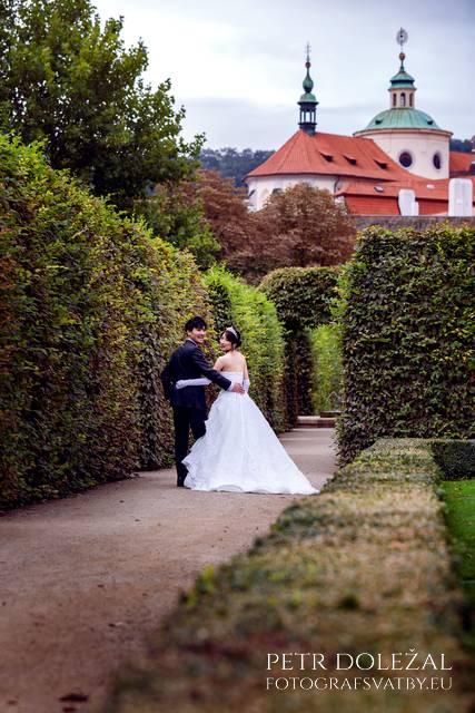 Pre-Wedding Photography in Prague Wallenstein Garden