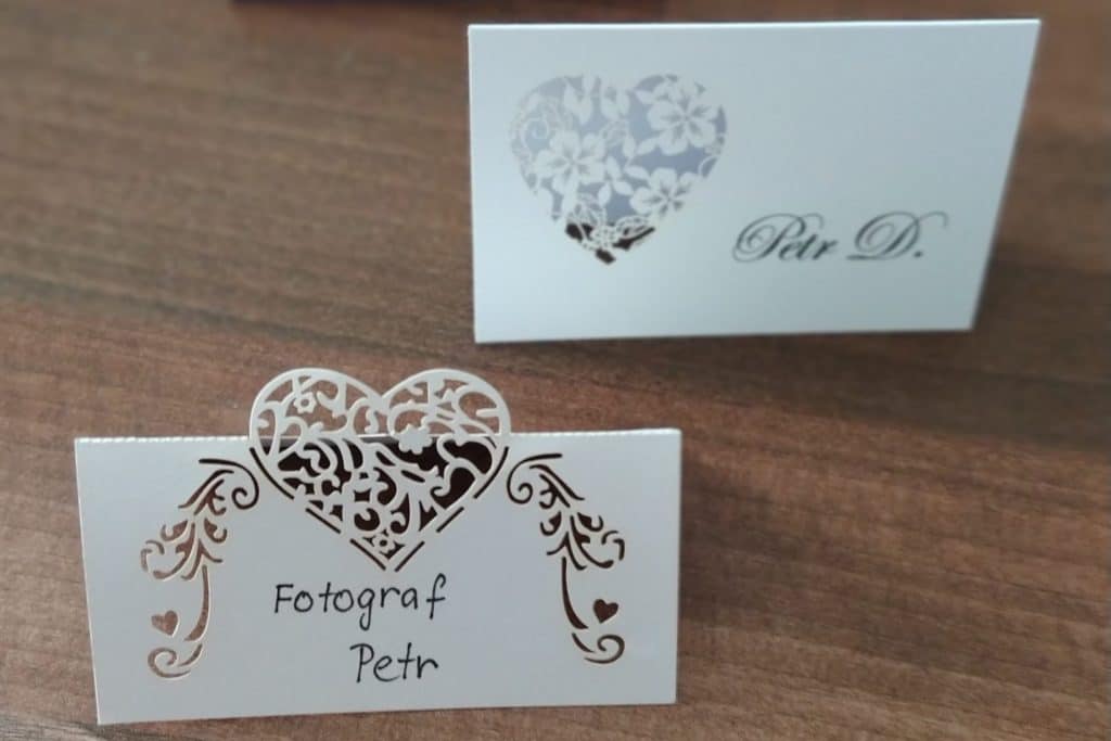 Výzva svatebním fotografům ke sbírání jmenovek ze stolů