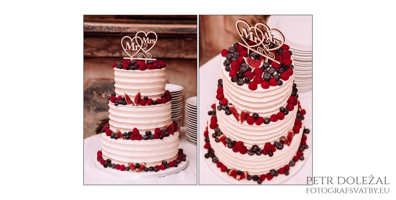 Detaily svatebního dortu ve fotografiích