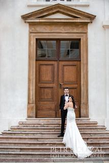 svatební fotografie - zarámování nevěsty a ženicha dveřmi
