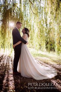 svatební foto - slunce prosvítající přes větve stromu
