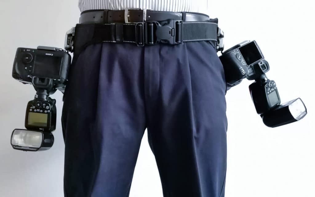 Jak nosit dva foťáky na opasku.