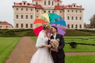 Svatba v dešti — katastrofa nebo štěstí?