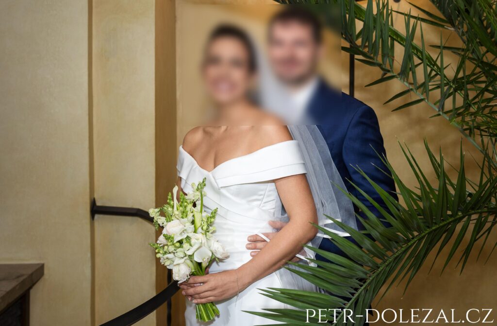 Portrét nevěsty a ženicha u palmových listů