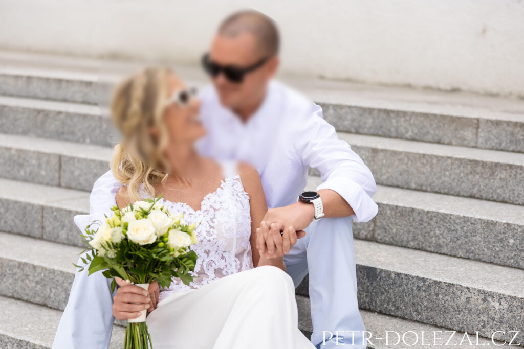 Ženich a nevěsta na schodišti
