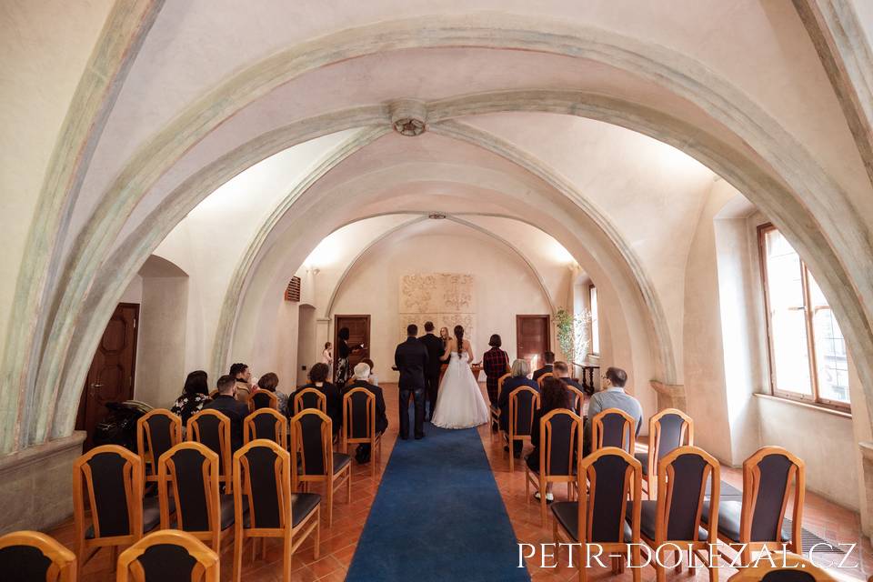 Historická síň v průběhu svatebního obřadu vyfocená zezadu