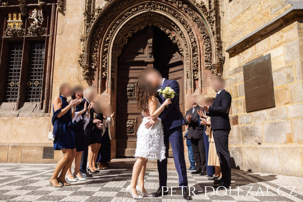 Polibek nevěsty a ženicha před špalírem