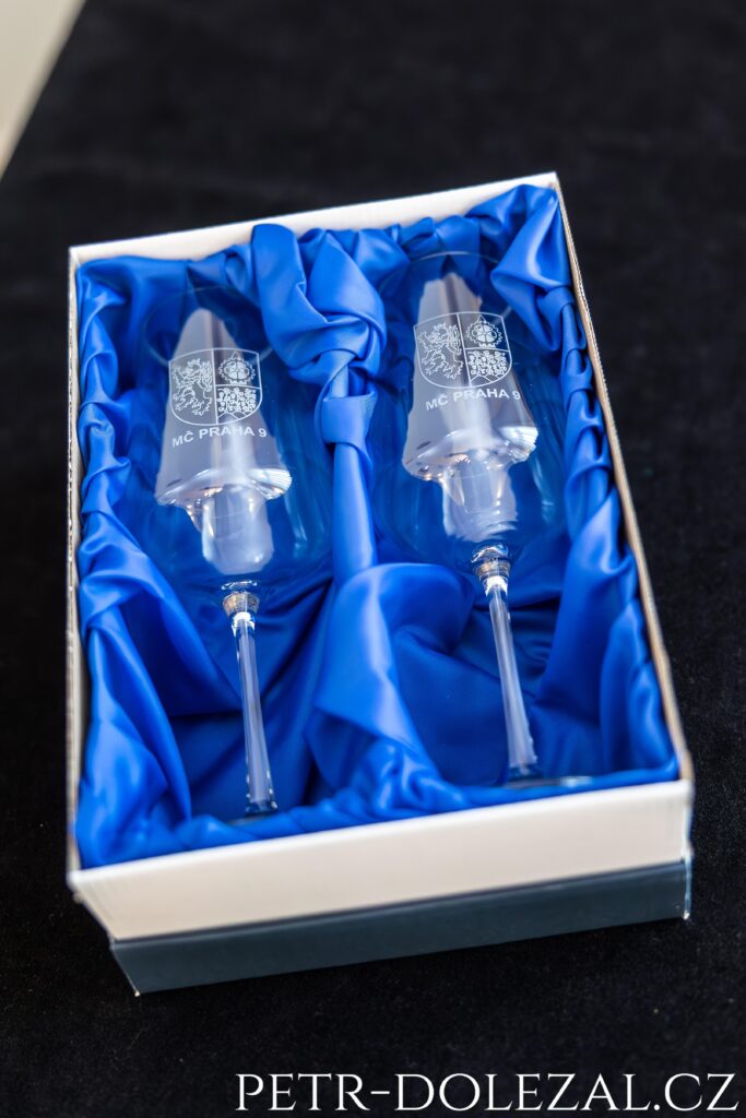 Dvě sklenice v krabici s nápisem MČ PRAHA 9
