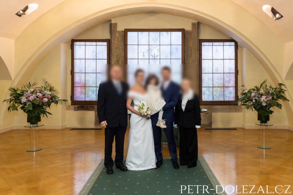 Skupinka svatebčanů v obřadní síni Staroměstské radnice