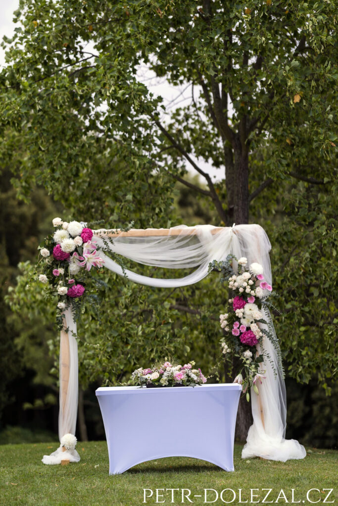 Slavobrána a stolek ozdobené květinami