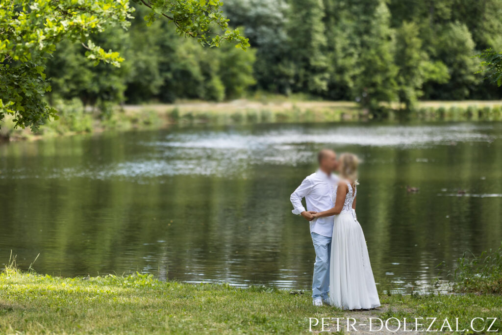 Novomanželé před rybníkem Lipiny
