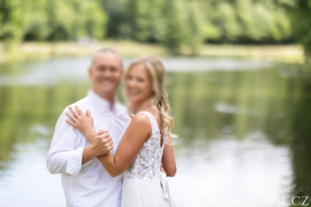 Novomanželé před rybníkem Lipiny
