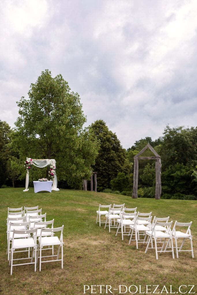 Rozestavění židlí a slavobrány na Pivoňkové louce