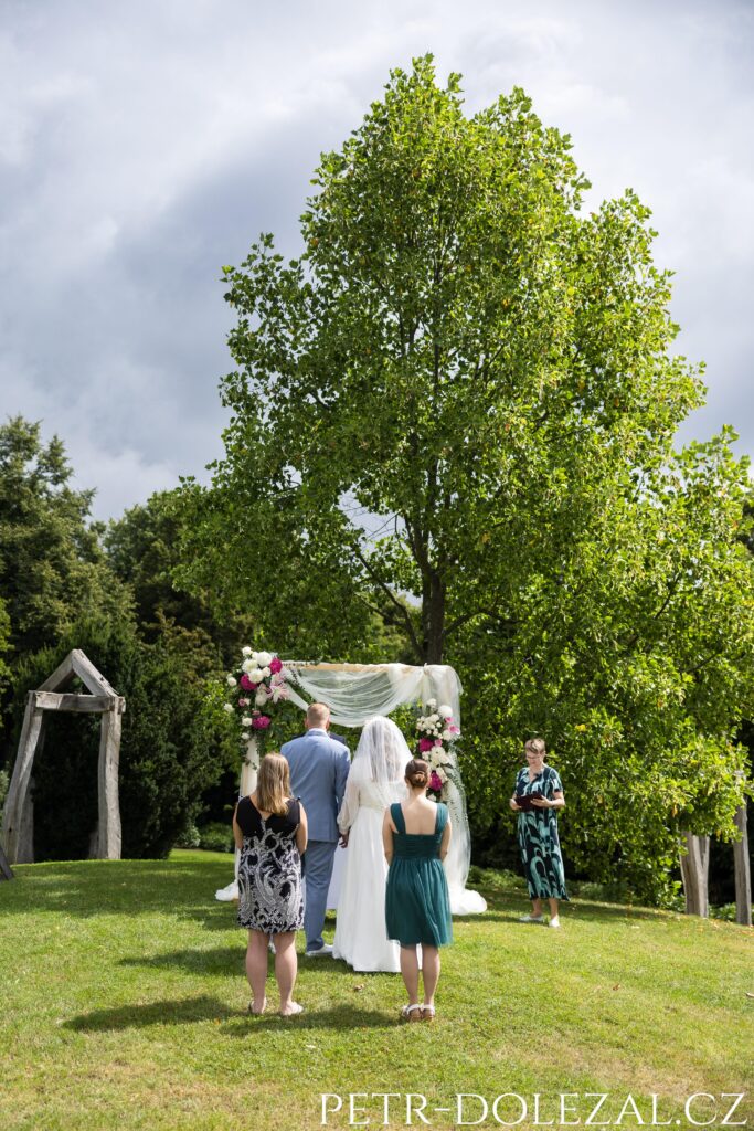 Slavobrána stojí pod velkým stromem