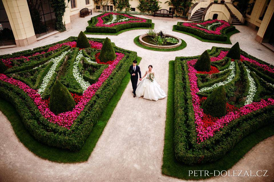 Wedding photo Prague - Vrtbovská garden