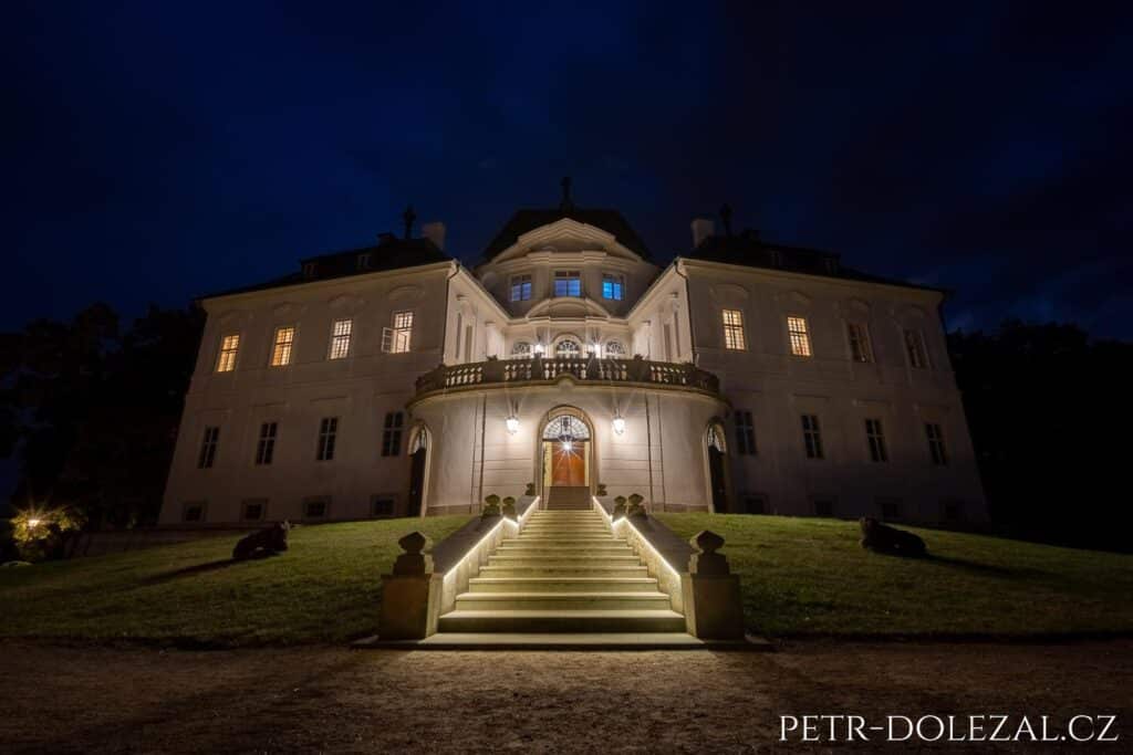 rozsviceny zamek karlova koruna v noci