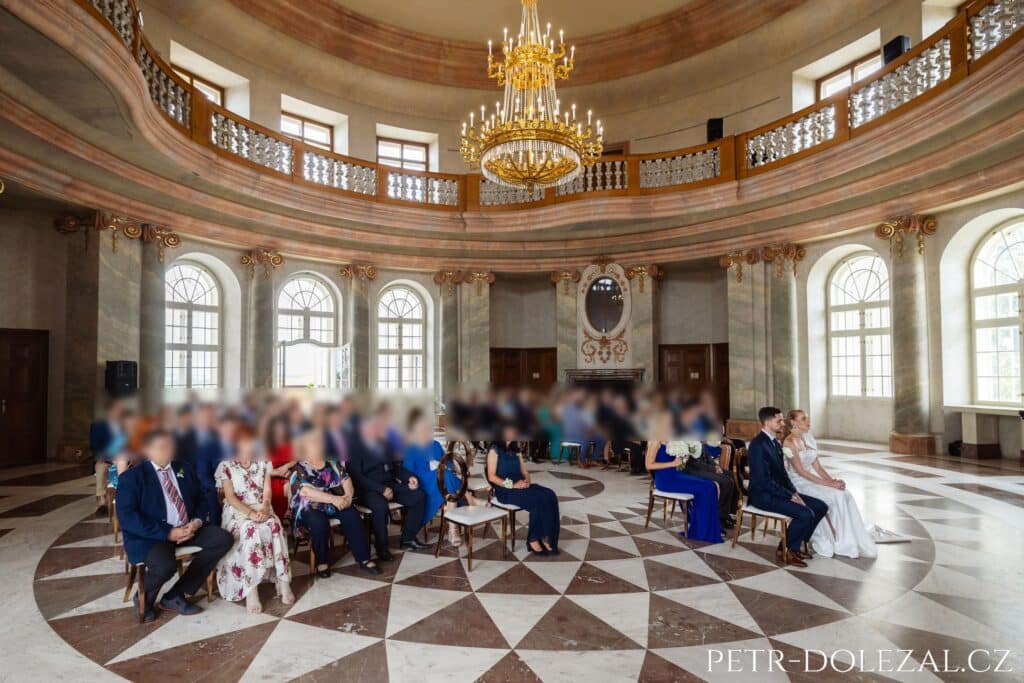 svatebni obrad na zamku karlova koruna