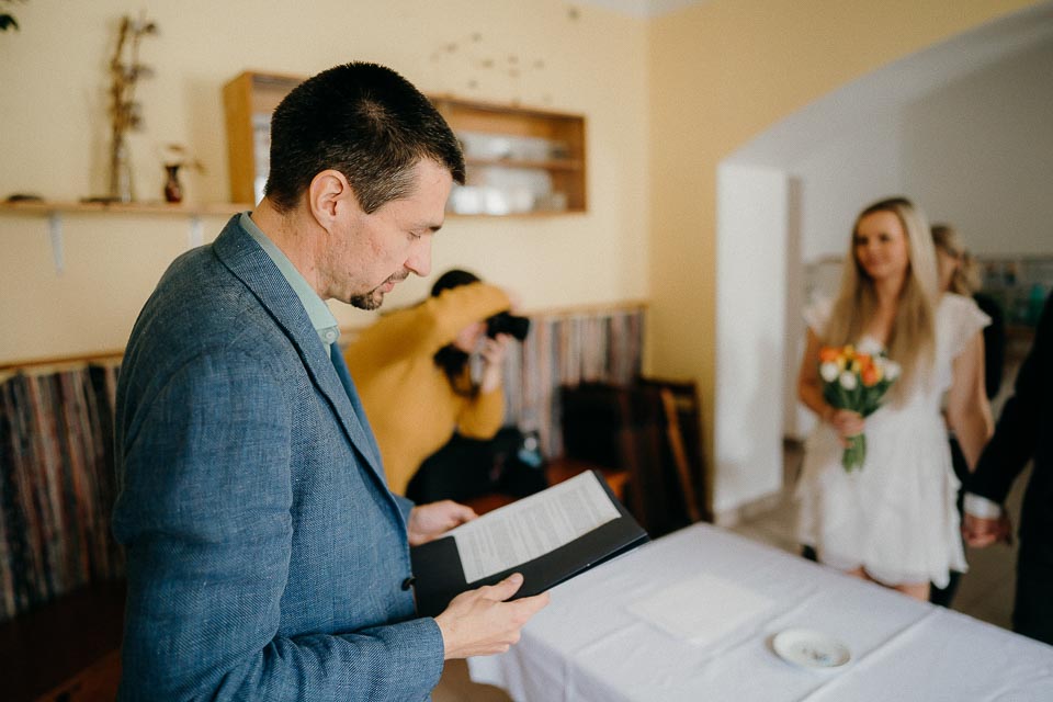 svatební fotograf na kurzu svatební fotografie v roli oddávajícího
