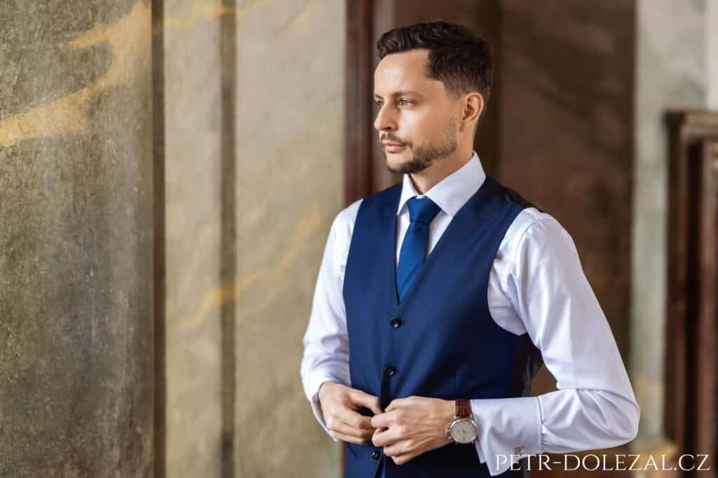 zenich behem priprav na svatbu