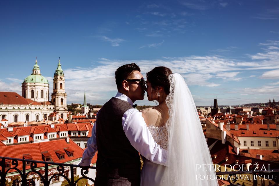 bride and groom in front of prague roofs scenery
