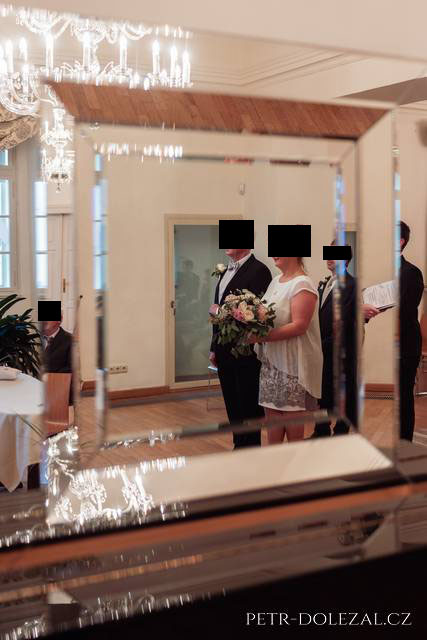 Zrcadlo ve svatební obřadní síni na zámku Chvaly