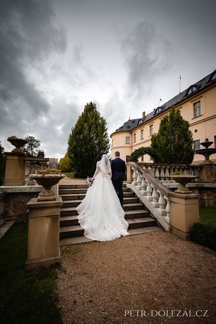 Svatební fotografování na terase zámku Zbiroh