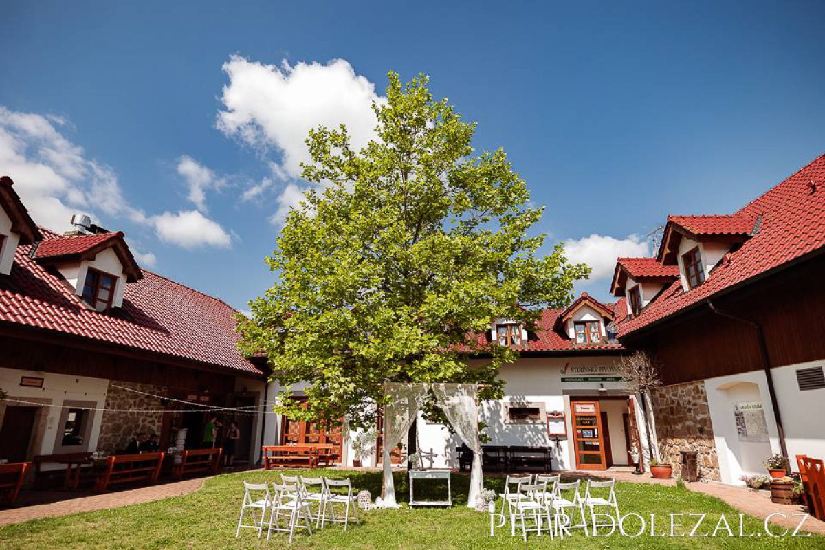 Štiřínská stodola — svatba očima svatebního fotografa