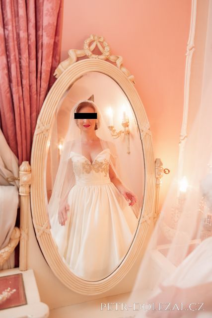 Nevěsta před zrcadlem v hotelu Esplanade