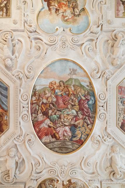 Oválná malba stropu v salonu Lobkowiczkého paláce