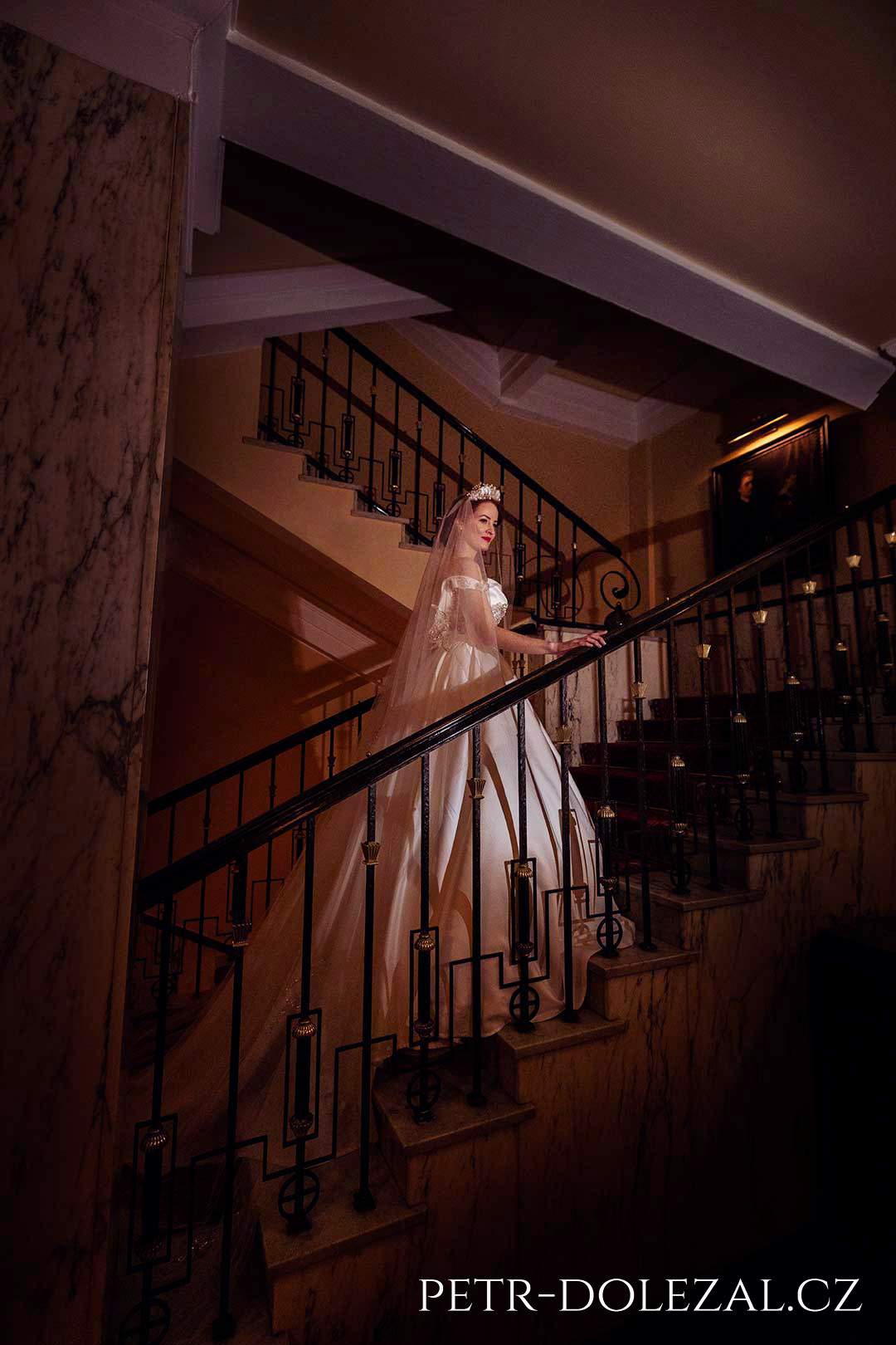 Nevěsta stoupající po hotelovém schodišti