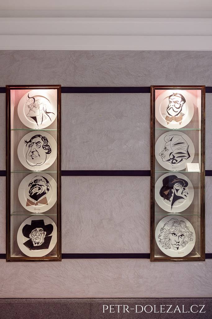 Umělecky zpracované talíře jako dekorace Aria hotelu