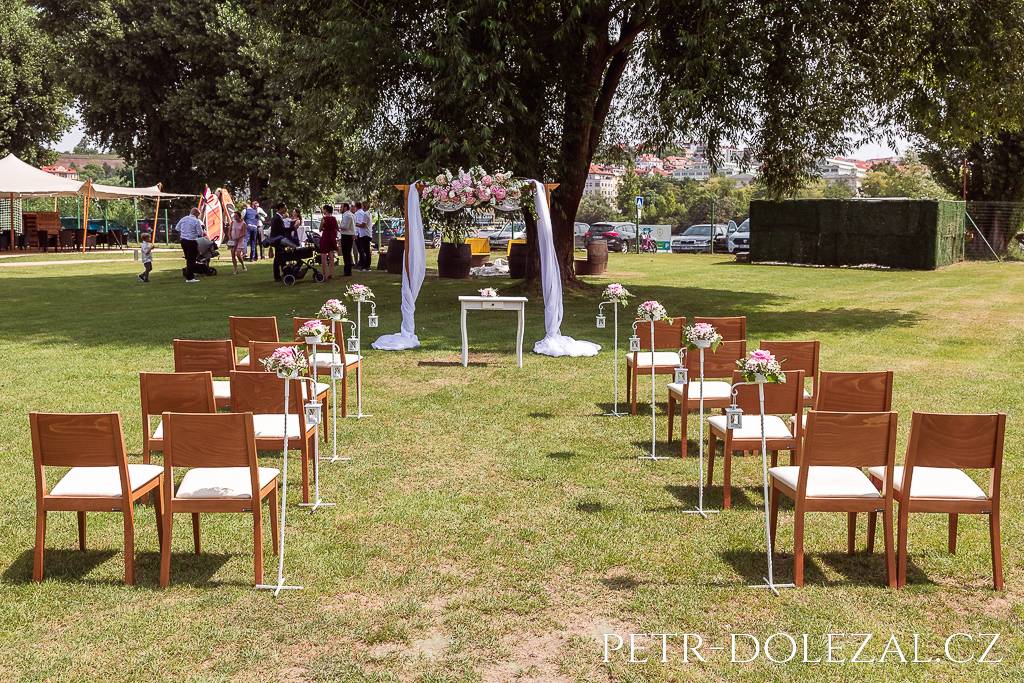 Židle a slavobrána připravené před svatebním obřadem na Císařské louce