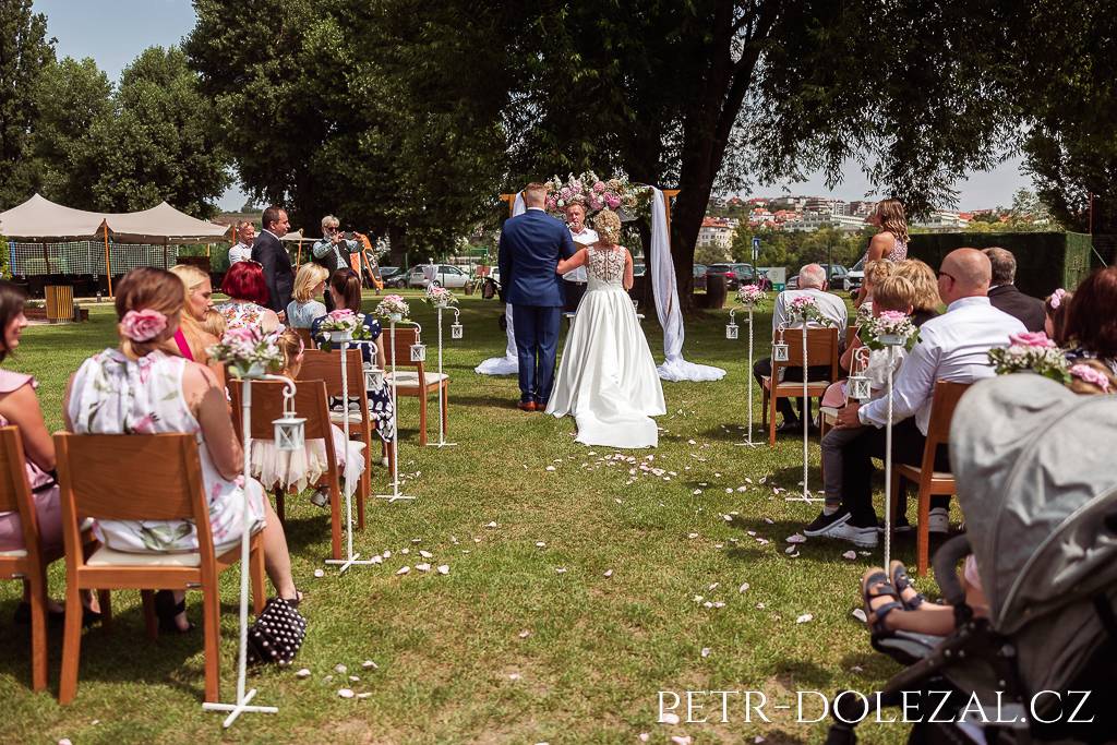 Svatební obřad na Císařské louce, focené za zády ženicha s nevěstou