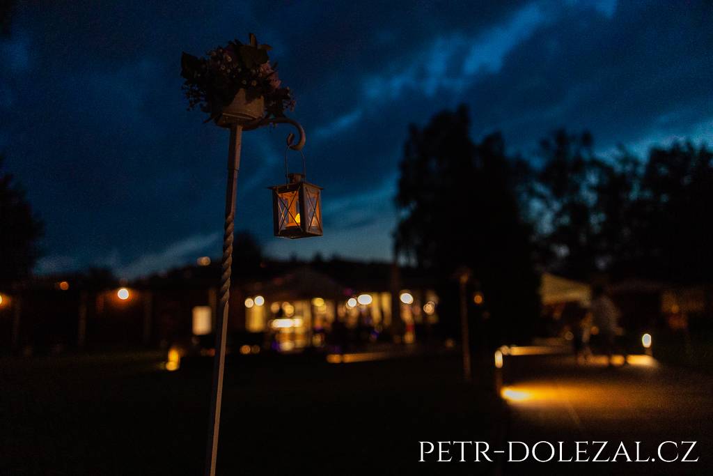 Rozsvícená lucernička, na pozadí rozsvícená restaurace Cinda