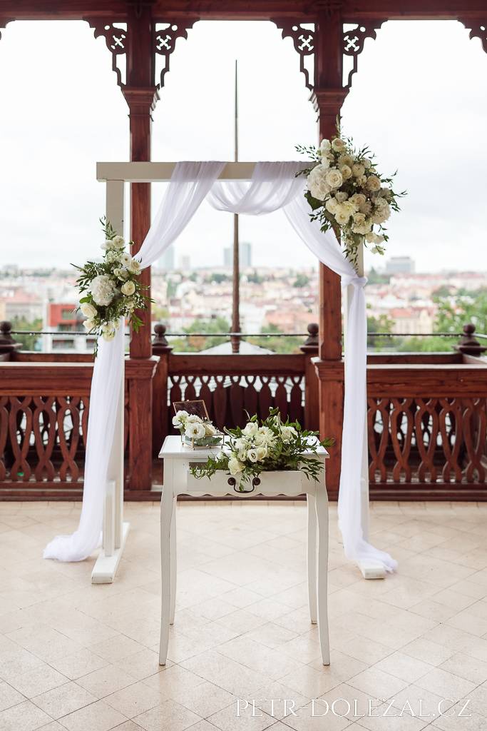 Slavobrána a stolek pro svatební obřad