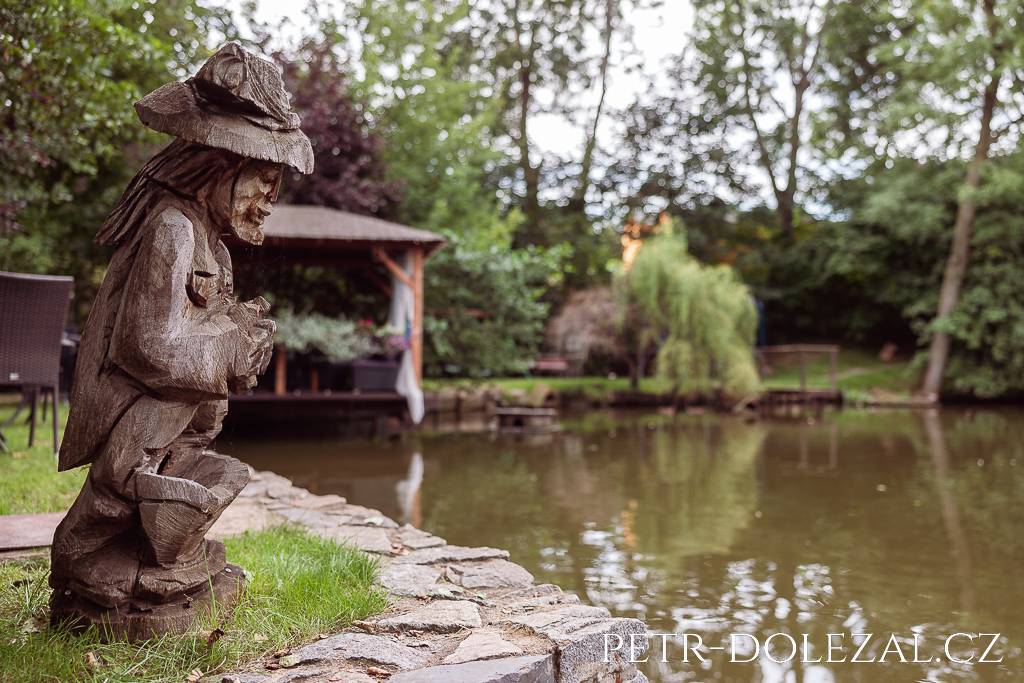 Dřevěná skulptura na břehu rybníka