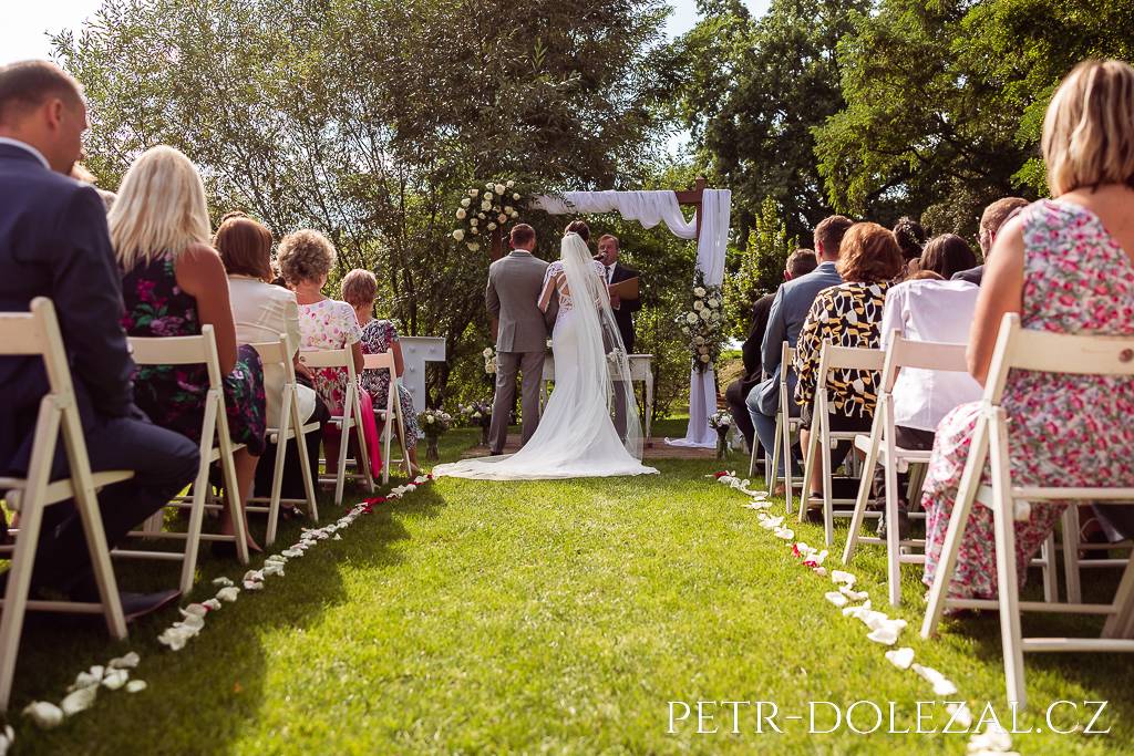 Ženich a nevěsta vyfocení zezadu v průběhu svatební obřadu
