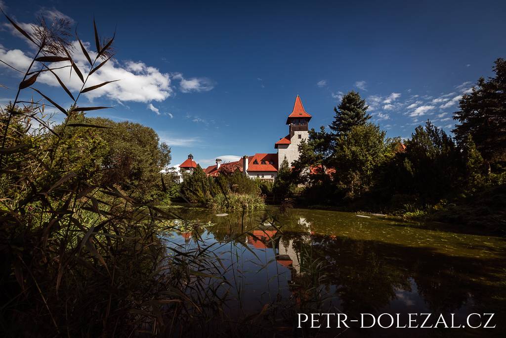 Hrad Červený Újezd fotografovaný přes rybník