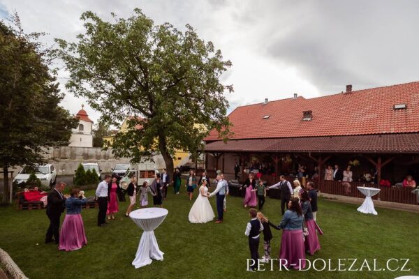 První tanec nevěsty a ženicha na zahradě Maximum Restaurantu.