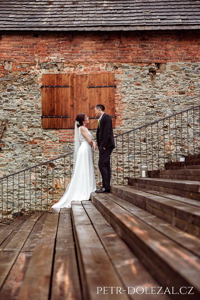 Nevěsta a ženich na schodišti
