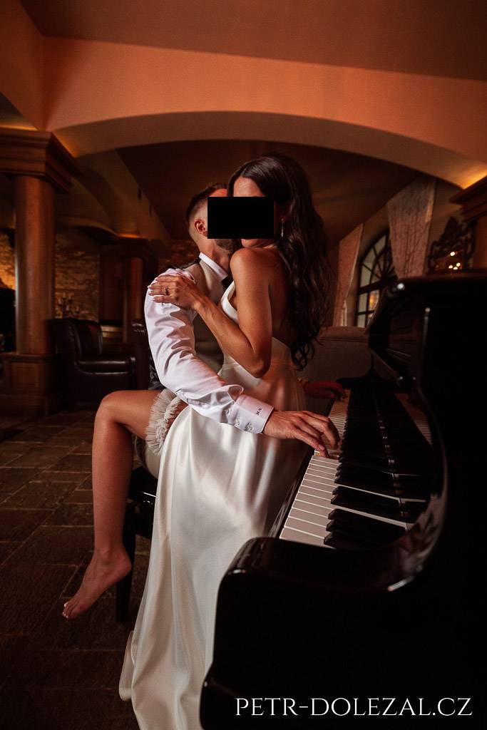 Novomanželé mi pózují u klavíru při portrétním fotografování