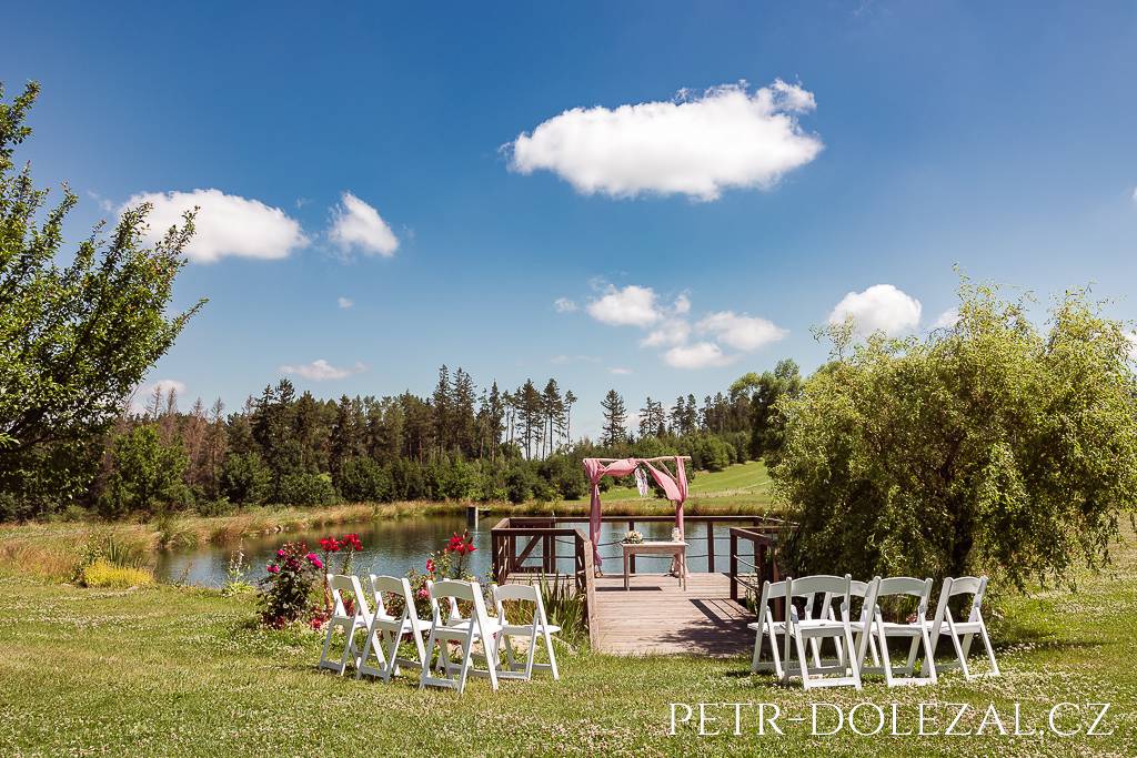 Židle, stolek a slavobrána nachystané na svatební obřad (penzion Medličky)