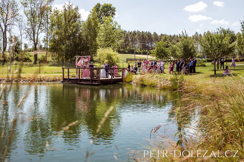 Svatební obřad jsem stihl vyfotit i částečně přes rybník