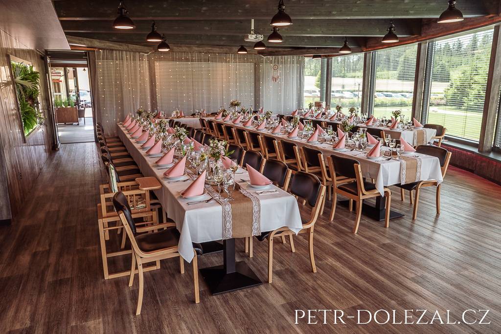 Stoly v penzionu Medličky připravené na svatební hostinu