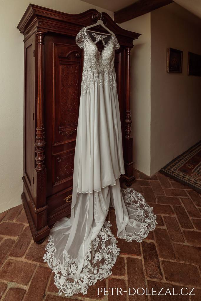 Šaty nevěsty zavěšené v interiéru Penzionu V Polích