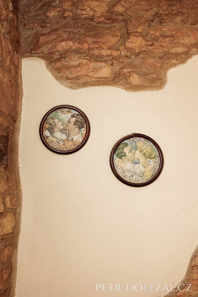 Nástěnné dekorace v chodbě Penzionu v Polích