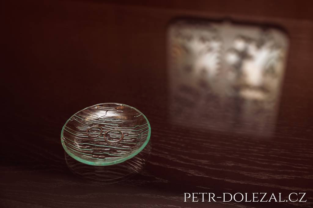 Skleněná miska se snubními prsteny a velký státní znak ČR zrcadlící se v desce obřadního stolu (Skleněný palác)