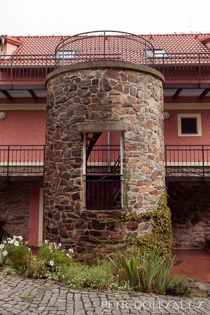 Kulatá schodištní věž v areálu statku Všetice