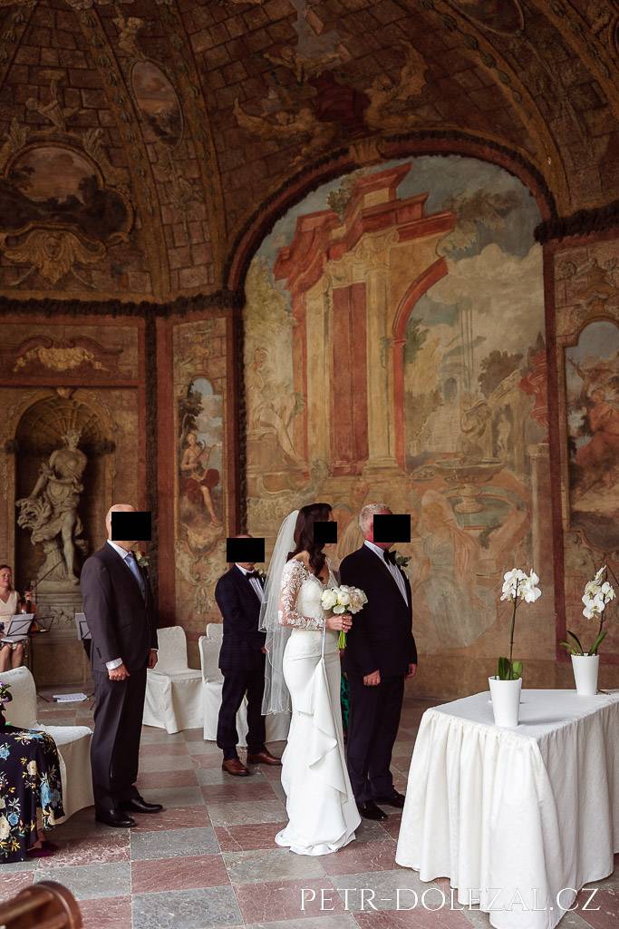 Nevěsta, ženich a svědkové nastoupení v průběhu svatebního obřadu ve Vrtbovské zahradě